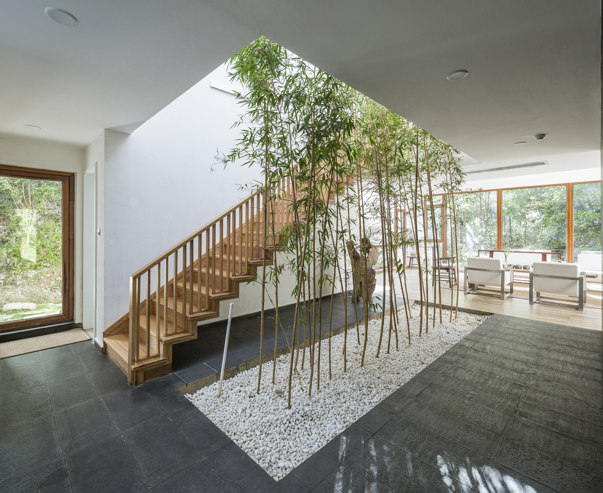 当建筑契入自然时,一切所谓专业的设计或阐释都应当顺从于自然的某种“力”或“势”。自然的包裹使建筑必然由一种对抗转到顺从,或者更恰当的说是一种融入或共生。就如中国山水画中房子总是若影若现于山水之间,这种画面中的诗意似乎拉近了我们和古人的距离。古人可以卧游,通过这种心历去体悟自然山水中的哲学。今天我们仍然努力在自然与建筑之间创造某种请景,某种我们能通过建筑与自然对话的情景。或许这种情景就隐藏在双溪书院的环境之中吧,游走在这幽邃的山谷之中,小溪之畔,很容易使人想起南宋平江文人邹蒡的诗句:花阴不正月将西,欲到溪边步懒移。坐对前山无一语,此心惟有古人知。