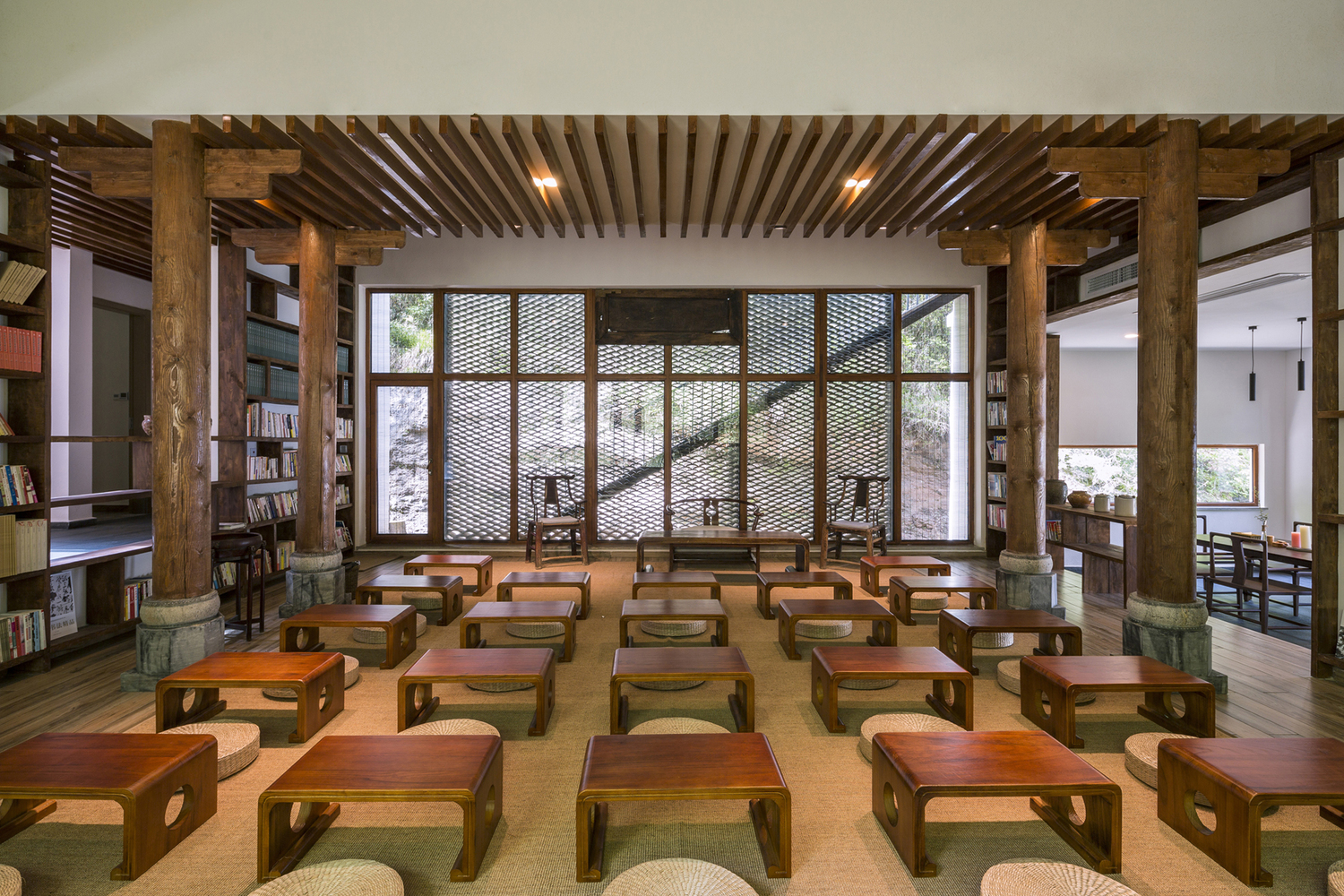 总体上看,这一 86米长的狭长形体随山谷曲折,只在谷口保留了一个完整而突出的立面,依山势而下的溪水在建筑周围汇聚成水面,将入口的立面映射其中,形成安详而静谧的画面。