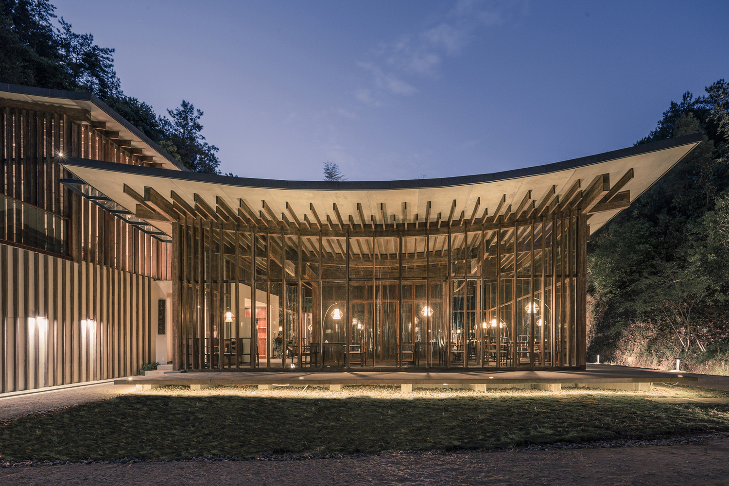 山谷的场地限定了人的视线,这使人在游览建筑时只能从特定的角度开始。在这些特定视角形成的“画面”中,近景可能是几棵树或一丛竹林,远景则是向两侧蜿蜒升高的山脊,这使建筑自然成为画面中的中间层次,也使其立面的平面形态超越了体量本身,变的更加重要。