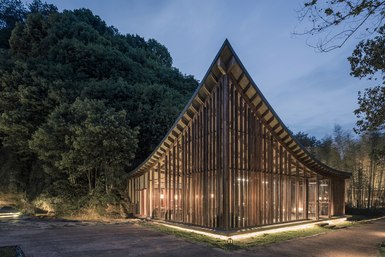 这一诗意的诉求使建筑设计在一开始就被赋予了一种明确的画面感。一方面,如何让建筑真正的融入环境,从而加强这种场景感而不会破坏它,成为前期“规划”的一条基本准则。说是规划,实则更像一种随地形变化的自然的“安排”――几条枝杈状的11-14米宽的溪谷向不同的方向蜿蜒,建筑就被契入山谷之中,只呈现出谷口的一个立面。于是,双溪书院的七个单体建筑,除了接待大堂(也做餐厅)和茶室两个公共功能的建筑外,都被分别隐藏在四条张开的山谷内,互不相望,各自以各自独特的视角存在,这种关系有些像传统山水画中的散点透视,每个局部自成一体,又能够“拼贴”成一幅完整的画面。