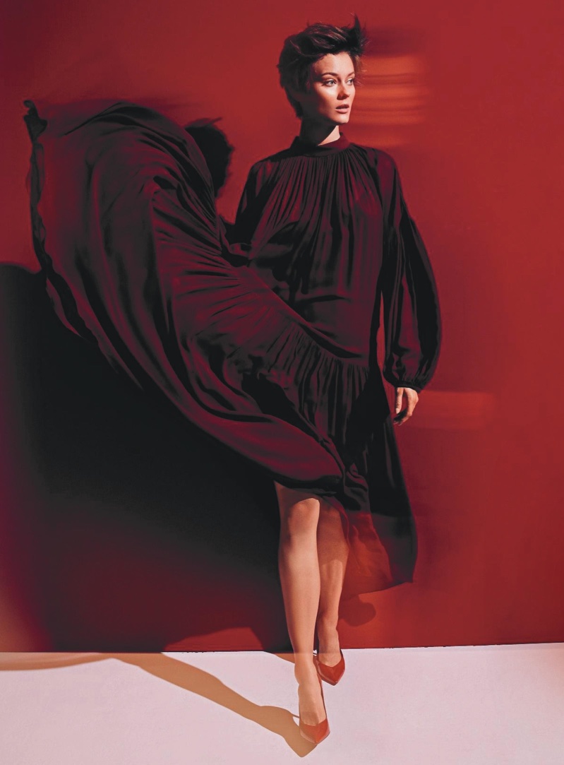 莫妮卡・雅克-猩红色连衣裙---酷图编号1