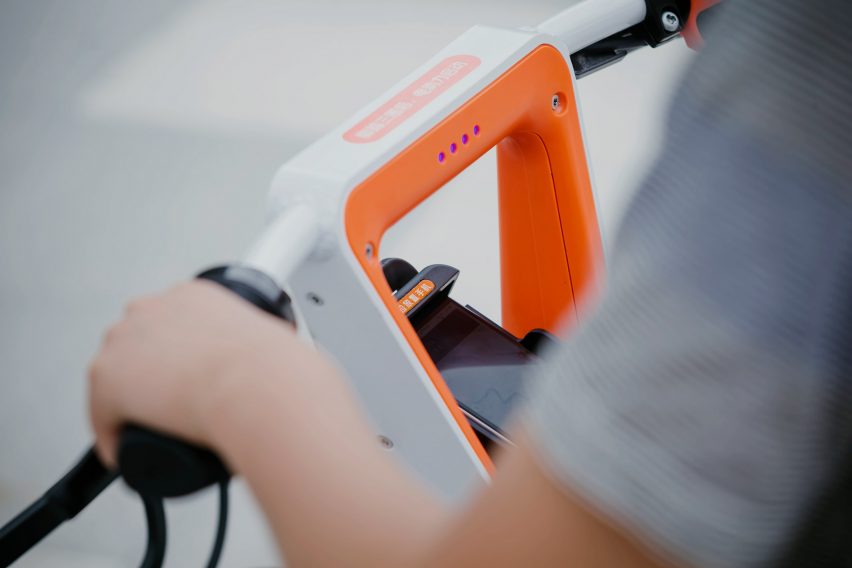 该自行车使用混合动力驱动70公里,仅采用纯电动模式行驶30公里。