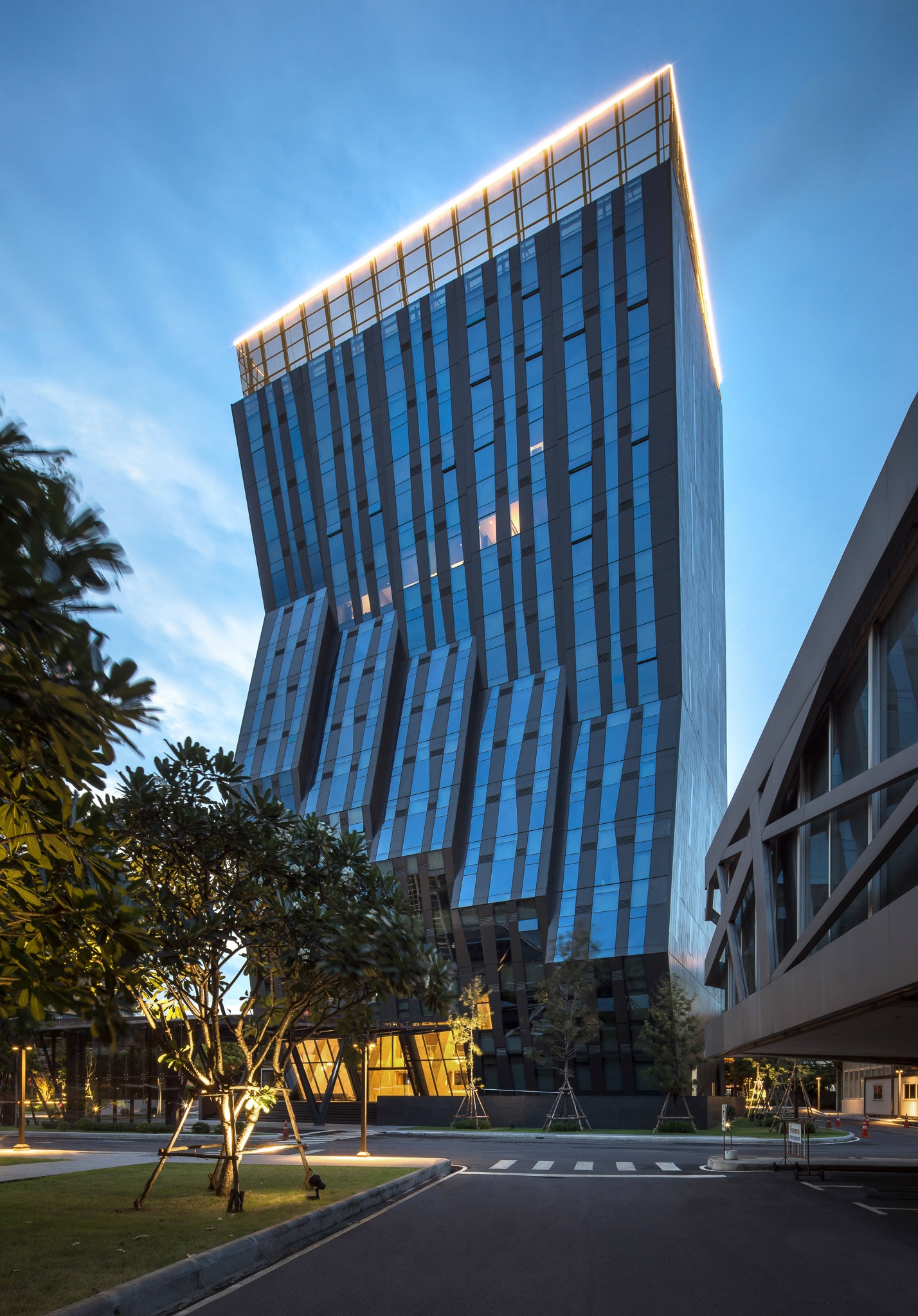 泰国曼谷OSOTSPA办公楼封面大图