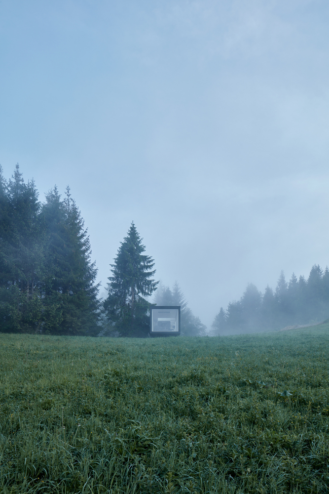 由于全自动系统,加热,制冷和遮阳系统都能够预先设置。双人床能够自动升到天花板上,床下设有隐藏式按摩浴缸,营造出新的放松区域。The Shelter 可以通过完全离网式的太阳能板,电池和雨水收集器工作。