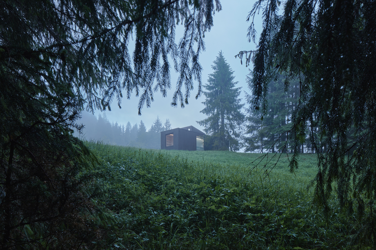巨大的可打开的墙面和前面的大玻璃会让你觉得置身室外。浴室的磨砂玻璃窗提供你所需的全天然的光线。我们已经制作了一个特别的组件,将它安装在屋顶上,并且带有一个大窗户使你能够睡在布满繁星的天空下。“Shelter”的低技术表皮旨在与自然融为一体,同时改善其复杂而精巧的系统,使之能够自动与空间和光线协同工作。