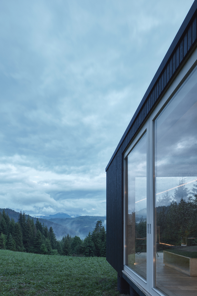 在过去的三年里,我们致力于重新设计,建造并且测试不同类型的 Ark-shelter。我们希望创造一个地方能够在自然的中心带给人舒适感和提供完美的心灵排毒。从这个角度入手,我们创造了一种新类型的“Shelter”:“进入野外小屋”。我们希望通过五个开口创造对周边自然的视觉焦点。每个开口都带来了另一种自然的氛围。