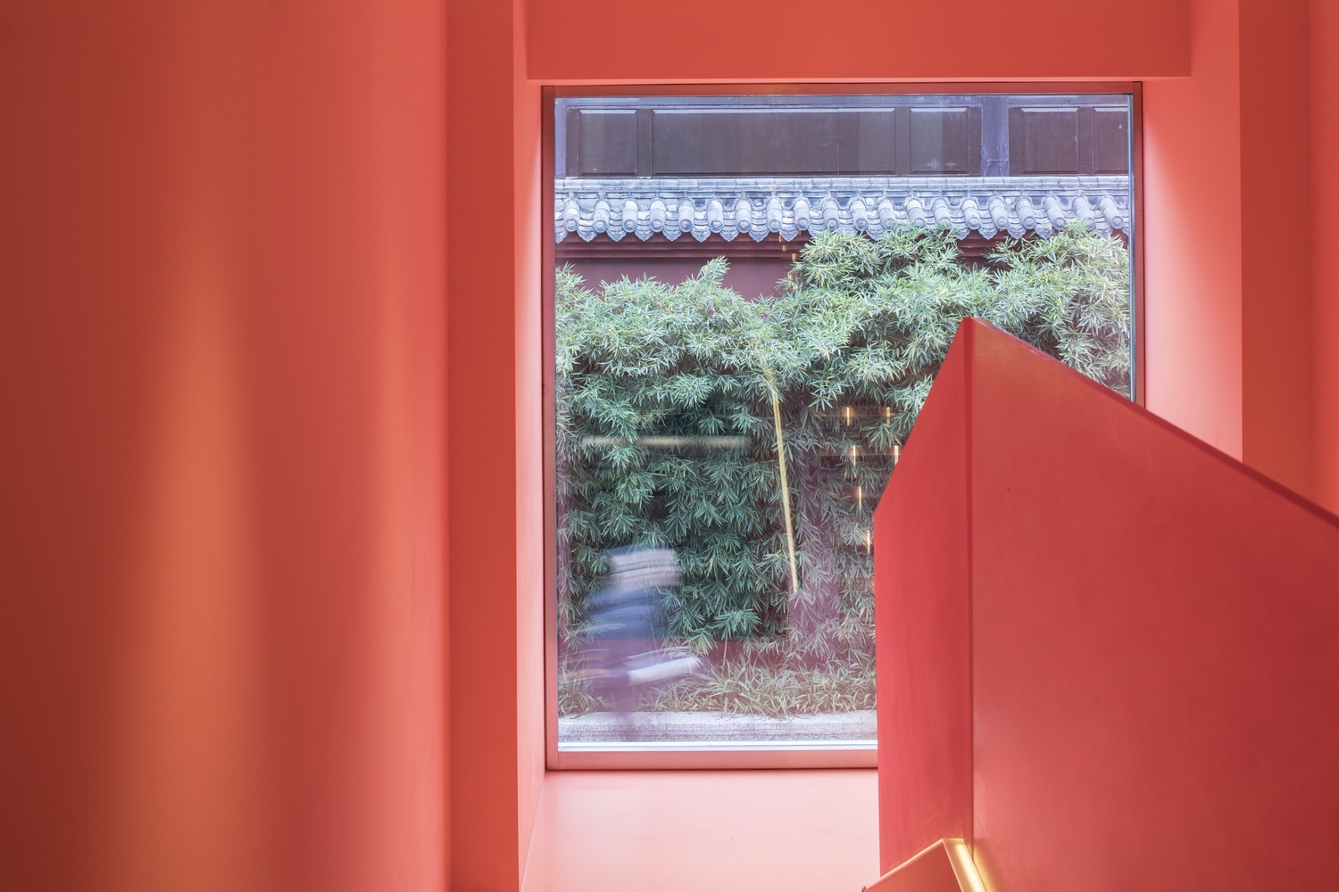 三幕式结构做为好莱坞电影的典型叙事手法,沿袭自亚里士多德阐释的“故事基本要素”,即:开端、中段和结尾。而“三幕剧”概念发源于舞台戏剧,承自十九世纪法国剧作家尤金史克莱伯。通常前中后段在时间上各占1/4、1/2、1/4,第一幕和第二幕结束时会有一个“转折点”,改变故事的走向。我们在此借鉴了这一概念。