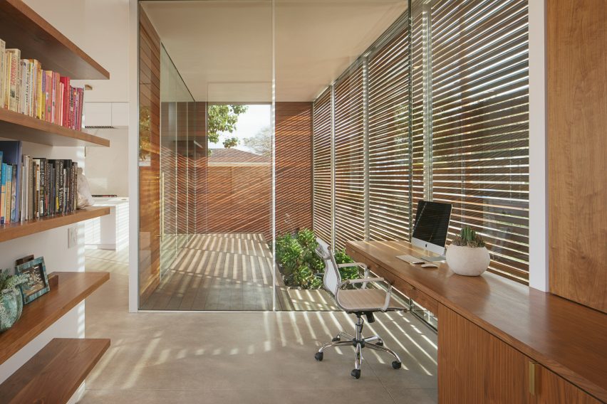 在内部,住宅拥有整洁的房间,高高的天花板和宽阔的玻璃