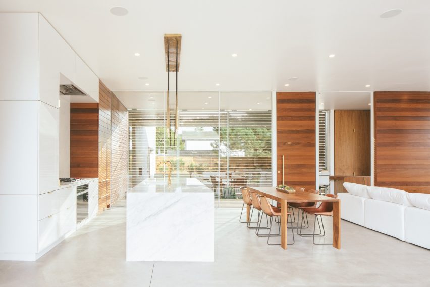 单层住宅采用L形设计,围绕后院设计。这个占地2500平方英尺(232平方米)的住宅的前部包括一个车库,一个开放式厨房,用餐区和起居室。后部包括一间办公室,两间卧室和一间主人套房。