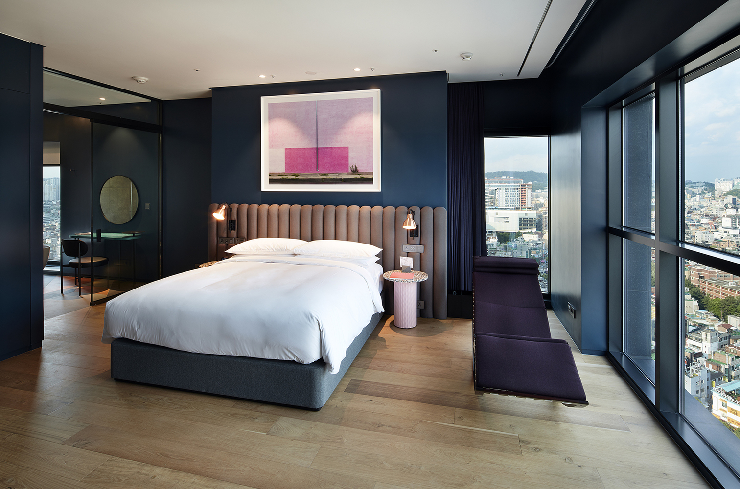 建筑表皮由色调简单优雅的黑色花岗岩材料和结构玻璃幕墙组成。酒店较高楼层的外立面采用连续的玻璃,以反射白天街区不断变化的特征和肌理,同时呈现出日落后的生活。