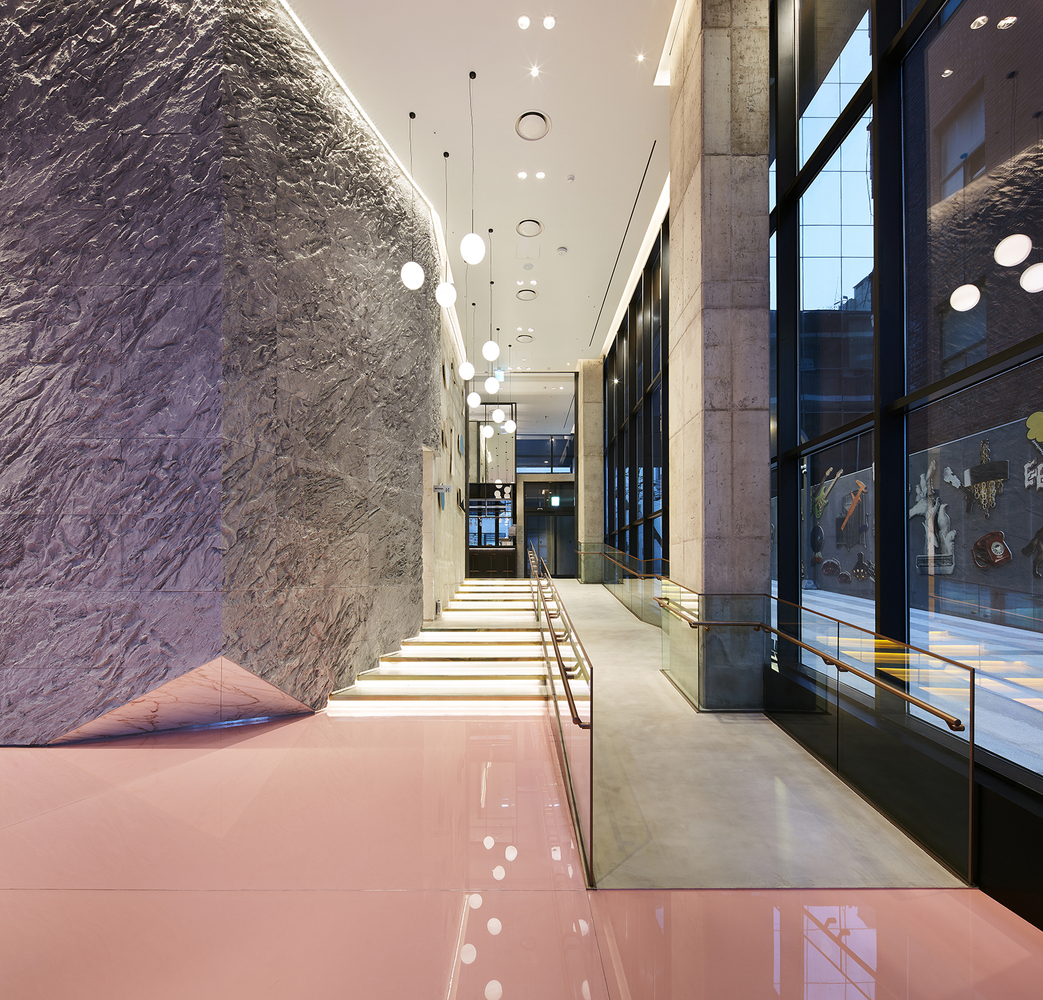 临街道的宽敞玻璃窗最大化了客人,零售顾客和路人之间的视觉联系。一条人行道将一楼分成两个部分,同时连接两个公共街道构建出场地的框架。面向街道的大面积开口设立了零售咖啡厅,也最大程度地提高了社区层面的渗透性和互动性。