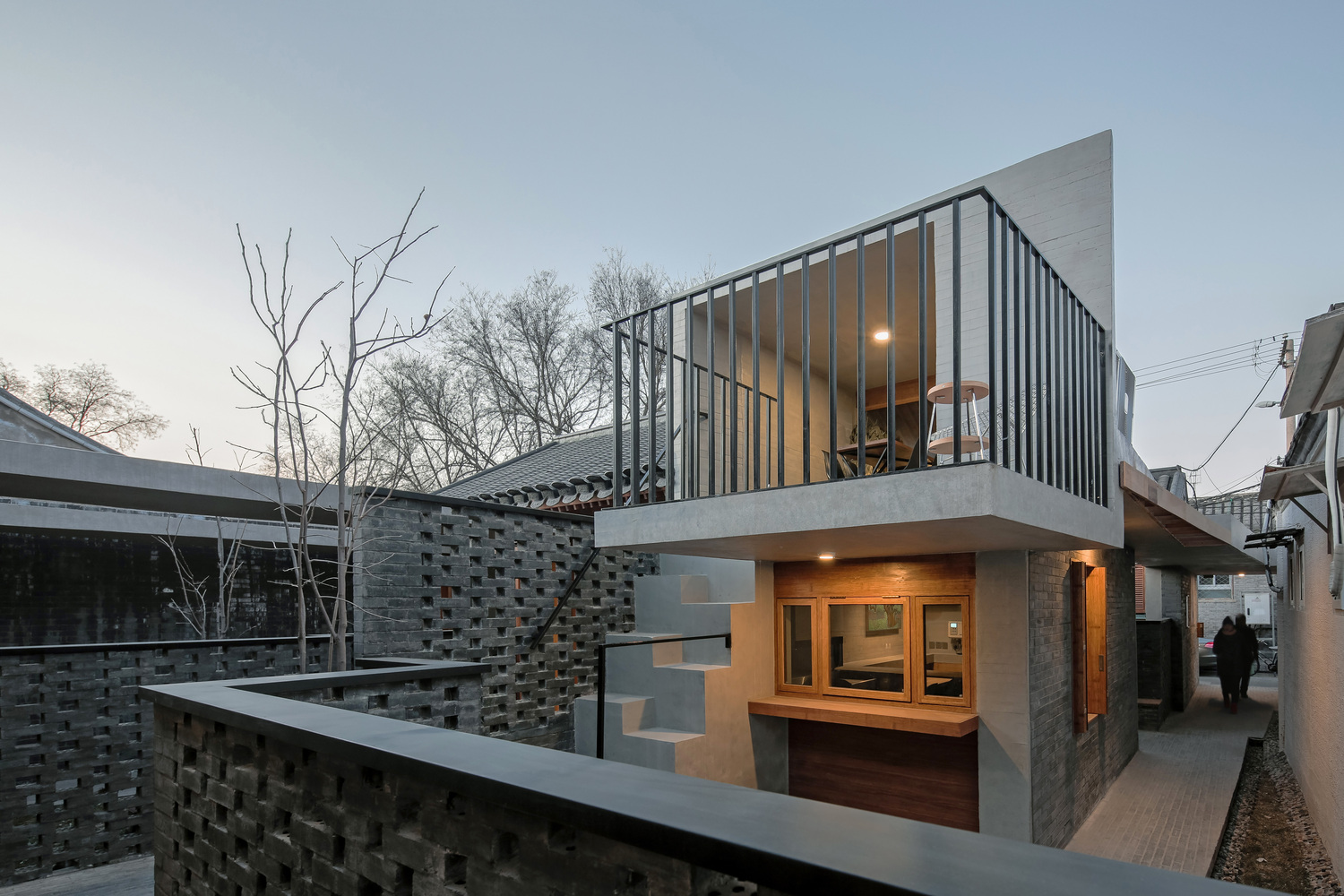 大院胡同28号改造包含从“微缩宅园”、“微缩社区”到“微缩北京”等三个层次的概念,分别对应个人和家庭的理想居所、新城市小合院群及公共空间、分形加密的城市结构空间三个目标,从微观、中观、宏观三种层次对北京分形复合和“礼乐相成”的城市物质及文化结构特征进行了回归、延伸和当代性的反馈映射,也是对北京旧城更新“三道难题”的局部实验性解答,亦即以空间密度解决人口密度,以理想居所回应生活质量乃至精神需求,以规制化结构对应旧城风貌。