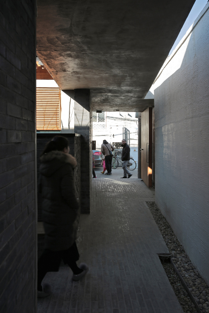 这一公共空间的设立,完善了已建立的“街巷+居住单元”的模式,使得院落转变为一个“微缩社区”。这一公共空间既可为所有“宅园”单元居民日常使用、交往、共享,也可向胡同开放,对外营业服务于附近胡同居民乃至外来游客,进而成为更大范围邻里共享的公共服务空间,更增强其“社区”的特征。