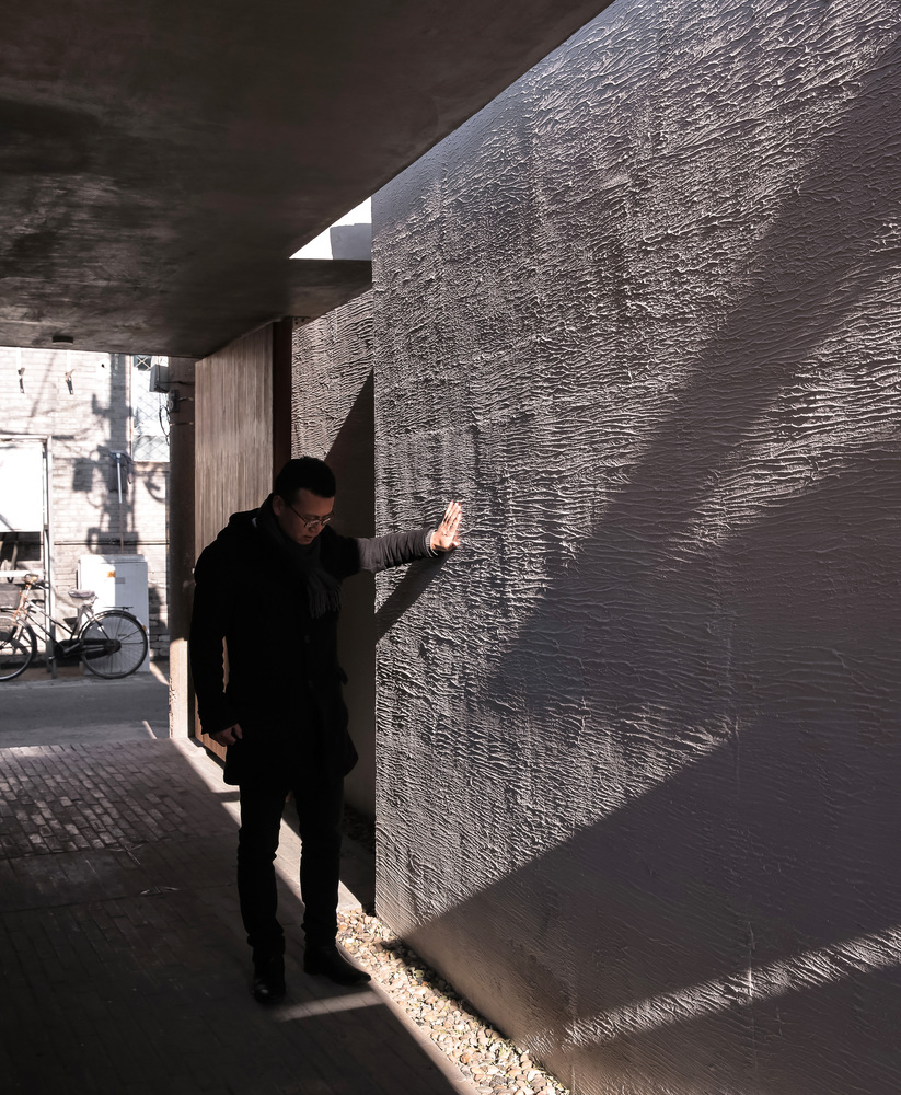 元明清时代的北京可称是符合中国古代生活秩序和文化的理想之城。从整个旧城、皇城,到王府、四合院,有着共同的营造逻辑和类似的结构特征:高度秩序化和可延伸、可加密的分型结构和基于“礼乐相成”文化特征的理想空间组合。以四合院为代表的单一家庭居住空间作为最小单元,以其为原型,在不同的尺度下变幻,为廷、为宫、为坊、为城,每一级单元均由下一级组构,自身又构成更大的单元;除了高度秩序化的分形结构,一系列非规整的自然元素同时渗透在北京城的各个空间层次中:在城市尺度,元大都的皇城以太液池和宫城并置;在宅园尺度,大户、王府往往在院落间择地造园;尺度进一步缩小到普通四合院,围合的房屋共享中间的自然庭院