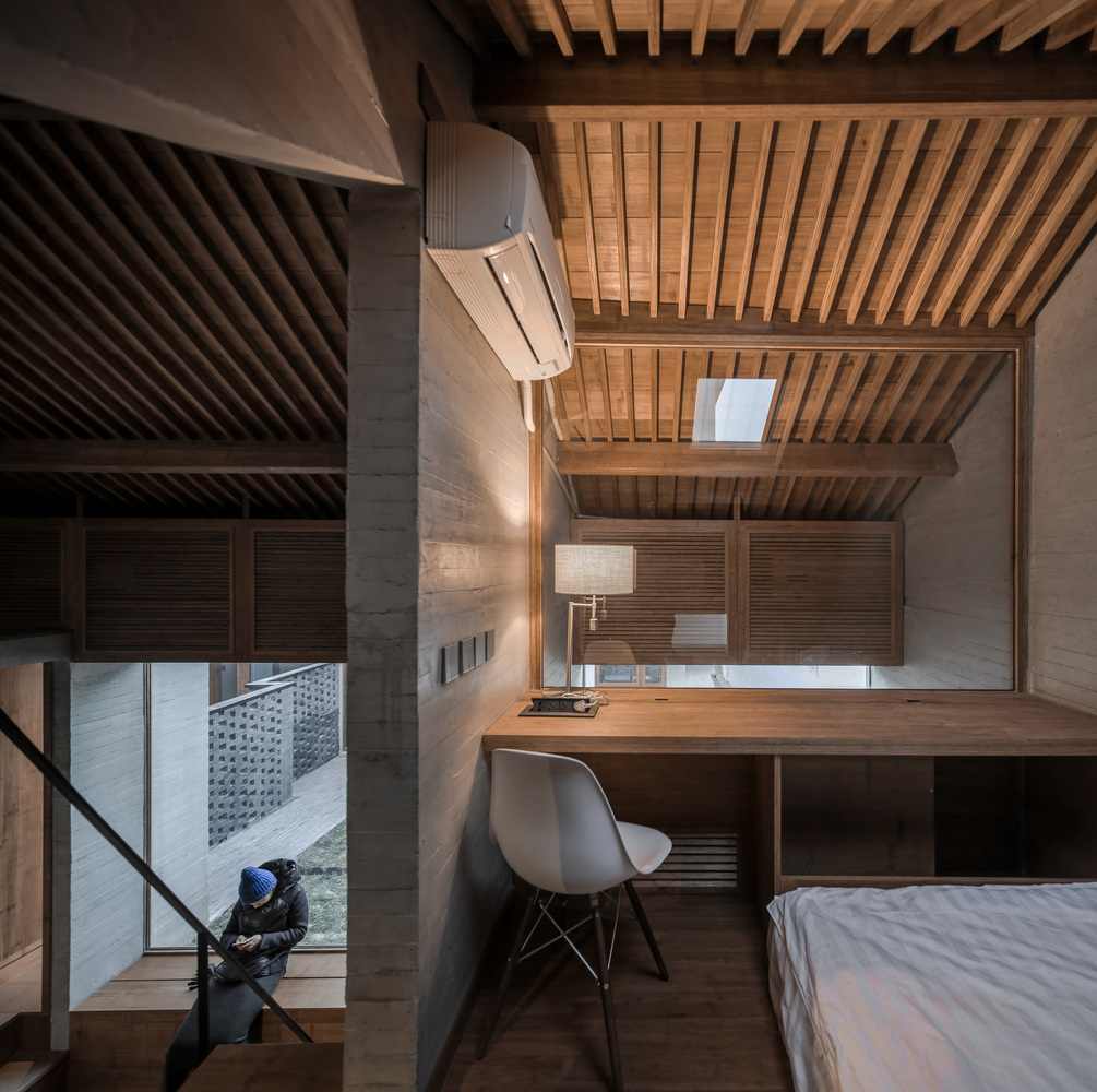 大院胡同邻近繁华喧攘的北京西四、西单区域,从宽阔的西四南大街向西进入大院胡同,顺着胡同的树荫前行,于尽头会看到两棵高茂的国槐,大院胡同28号就在那片国槐脚下。此时已听不到商业街的吵杂,两旁的合院居住片区充满了悠闲宁静的生活氛围,一下就把来者从现代都市拉近到了胡同细碎的生活空间,不觉突兀,反倒引人入胜。然而由于历史性的多方原因,北京旧城的“更新”、“改造”长期存在并聚焦于三道棘手难题:旧城人口结构的适应性调整问题,居民生活空间和环境质量改善问题,旧城风貌保持和传承问题。大院胡同28号虽不大,却可称得上北京旧城各种症结并存的缩影。