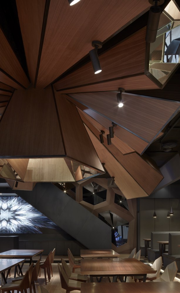 棱镜折射出更多维的空间层次,让使用者产生更复合的心理感受并对自身所处的空间有更深入的感知思考和情感需求;受众者就像参与了一场时空旅行,在旅程中聆听来自心灵深处的回应,把自我的声音传送出去,与显而未见的灵性世界相沟通,从而实现在精神上最大程度的满足和慰藉、进而抵达内心的此岸与彼岸