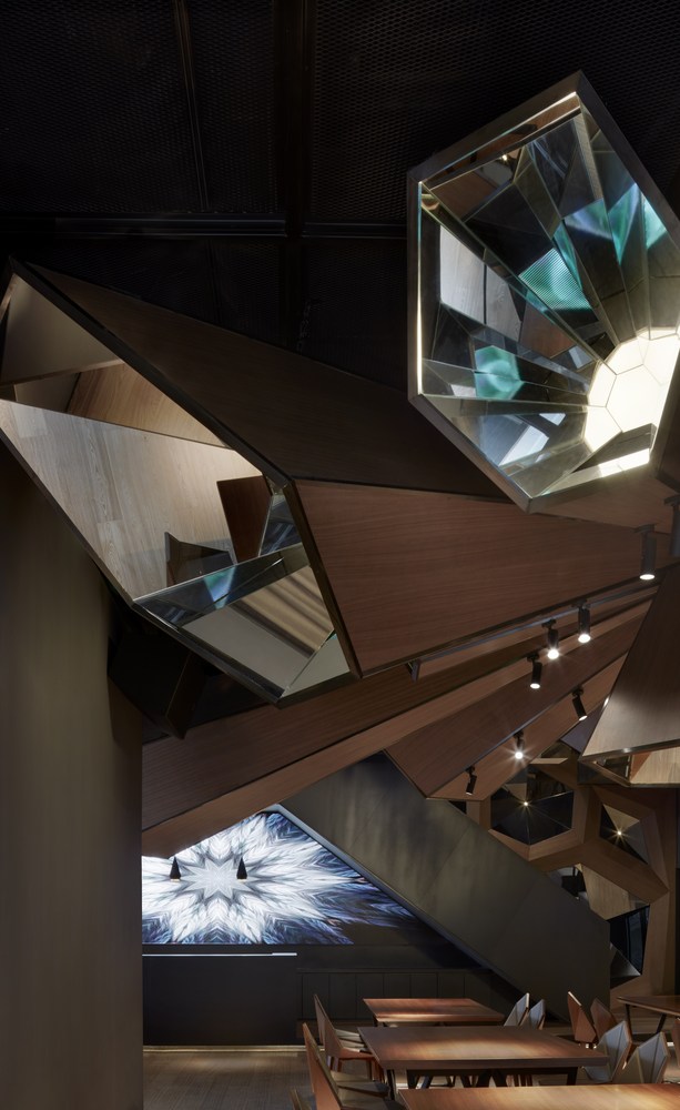 万花筒中不停生成的既崭新又不可重复的生命概念,象征着生命的孕育、生发、增长、扩散、繁盛、消减、衰败以及消亡;这也正对应着如花的生命状态,在新的生命体的精神意念当中,思维隐秘之处的构成方式和活动方式也在更新和律动,潜意识的思维暗流向着灵性的世界无限延伸并进行着生命信息的链接。潜意识的深处逐渐为我们打开另一幅更绚丽的图景。