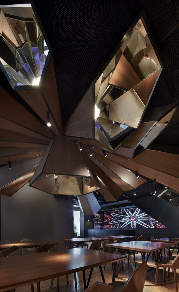 也许,你可以静下心来真正察看任何一朵看似普通的小花,你一定会惊叹于它的精密结构以及它的奇幻色彩。又或者,你还会通过显微镜来更深入地观察这一朵小花,这时肉眼看起来普通的它瞬间呈现出不可思议和难以描述的状态,眼前的图像逻辑缜密、极其抽象,更令人心生敬畏;就如同在你的眼前豁然打开了一个奇异的万花筒,进而一窥上帝造物时那隐而未现的世界秩序。