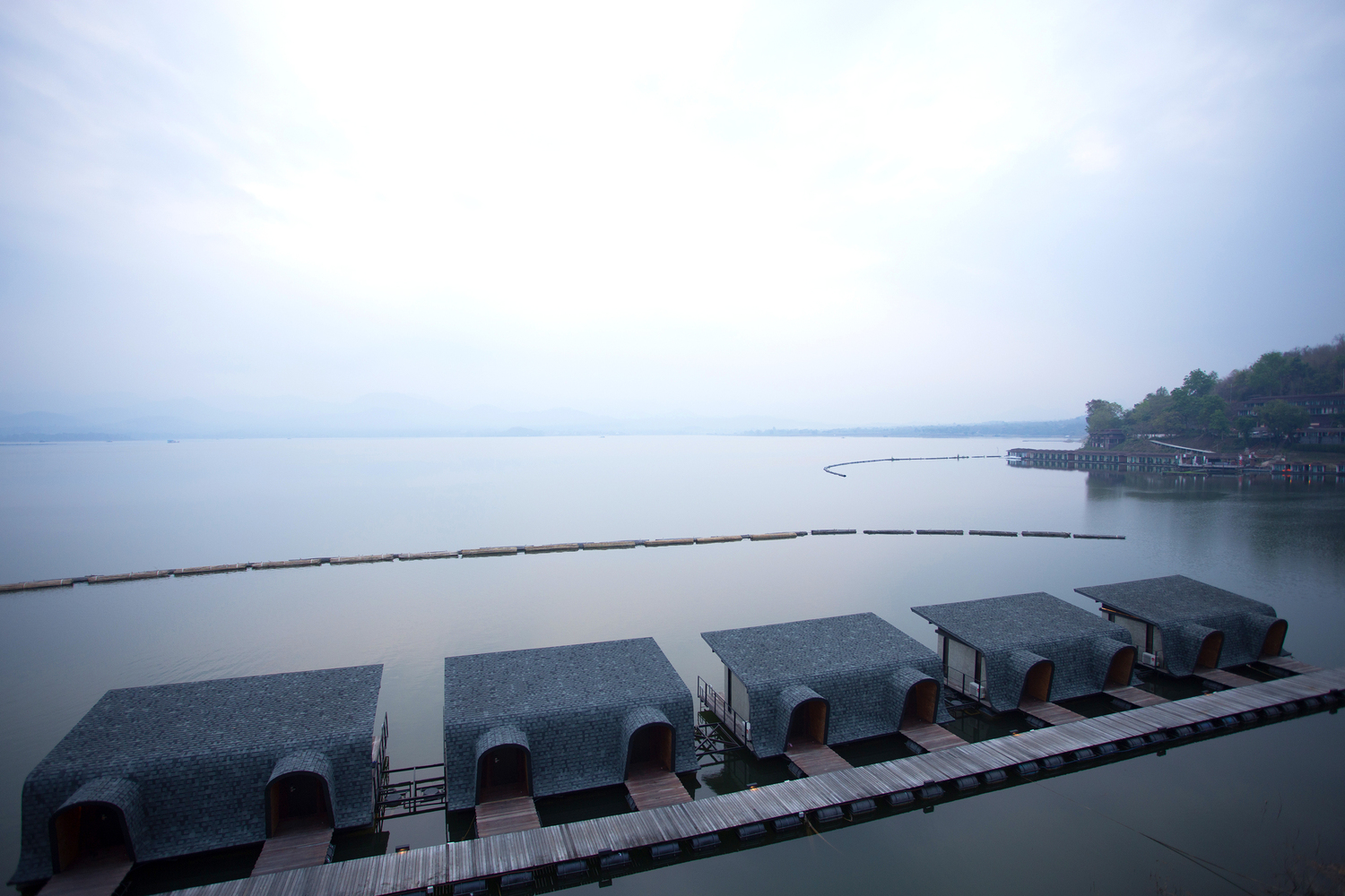 首先,是再利用。再利用的概念是使用现有的木材,如旧木头被用作度假胜地的装饰品;用作天花板的 OSB 板是重用概念的另一个方面,因为OSB 板是通过压缩木片层形成的。