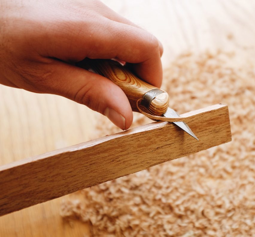 手柄内部还有一个磁铁,用于将切削刃固定到位。这也可用于从桌子上拾取新刀片,旨在帮助过程变得更容易和更安全