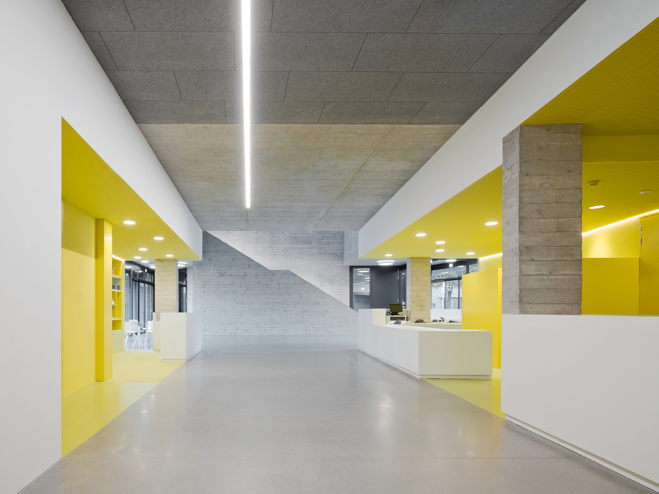 楼体本身同时也是中庭具有代表性的背景幕,可用于会议、节日及音乐会。总共在现有的四个建筑基础上增加了两个,形成了一个时间跨度从十四世纪到今日的综合建筑。特别是建于14世纪和16世纪的一系列建筑,构成了罕见的战前建筑范例。而两座建于70年代和80年代的建筑,前身是老哈马兰博物馆(Hamaland Museum)