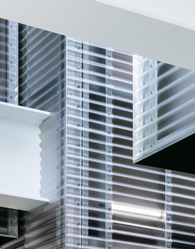 除此之外,我们确保每个小空间都与两个公共空间相连,人们在工作的时候可以享受充足的阳光。我们试图通过揭示它的结构美学来呈未来感,巨大的“盒子”覆盖了院子里的石板,克服了低矮的天花板高度。它让整个氛围变得更加丰富,就像许多盒子在空间中四处飘荡。