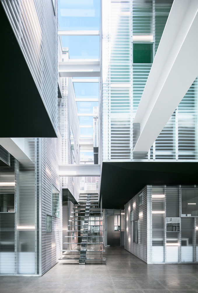 目前,Seongsu-dong 是首都首尔最繁华的商业区,但 station NEO 所在的建筑却存在一些问题;天花板高度低,气氛昏暗,办公环境低效。然而,这座建筑结构良好,屋顶也很实用。我们在了解实际用户的基础上开始了一个设计过程。