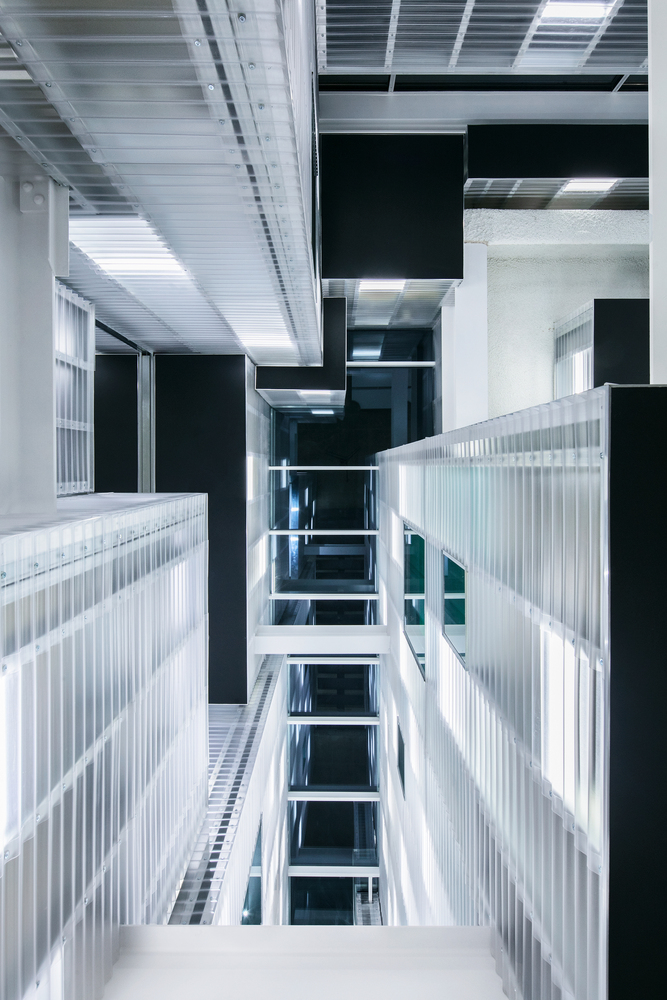 为了避免对传统的共享办公原型的复制,建筑师希望能设计一种新的共享模式,创造一个积极的、能鼓励员工多些互动的环境。共享办公空间 station NEO 位于七层、八层和顶层,七、八层每层660平方米,顶层330平方米。