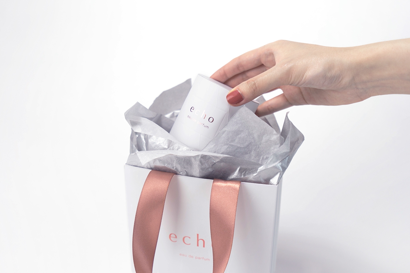 ECHO-一种表达简约背后复杂的香水图片