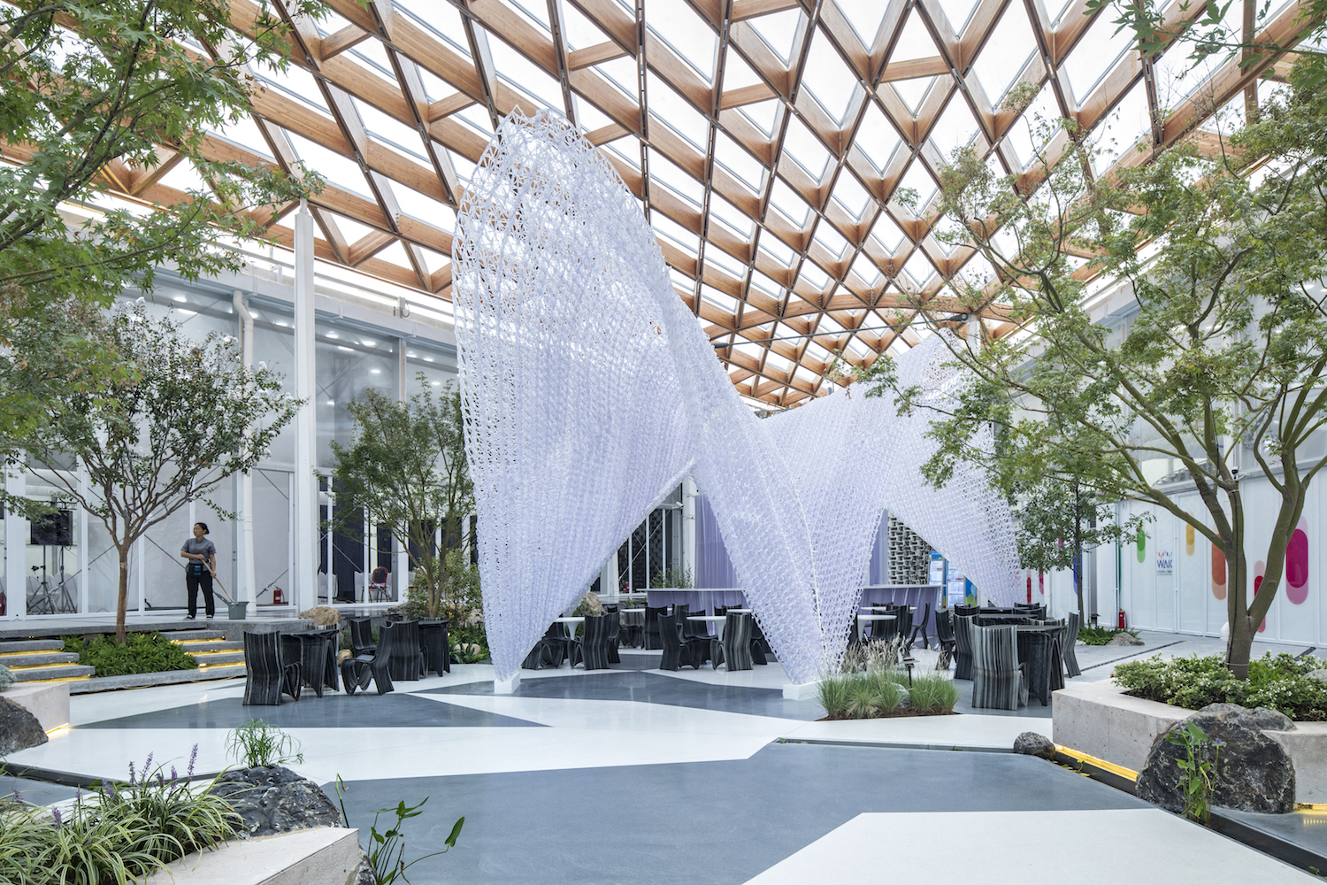 经过功能定位与使用状况分析,综合考虑维护与内部安全管理的需要,未来三个主要功能空间会出现不同使用场景,一个、两个或三个空间都可能出现单独使用的状况。这两个共享公园会出现两种不同的应用场景:全开放时,将门全部打开形成城市口袋公园;半开放时,则变成组织内部流线的入口空间与内部公共空间,将三个分散的体量在城市空间和界面上连成一体,同时为大规模会务的人流量和辅助功能提供缓冲和休憩空间。