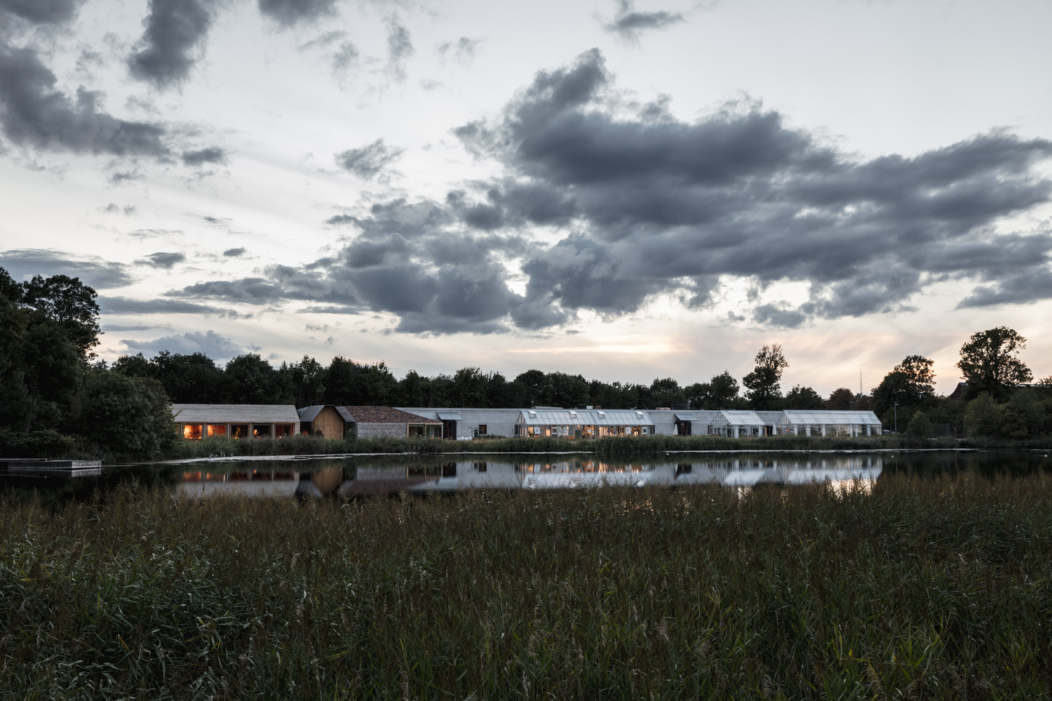 设计的核心思想是分解餐厅的各个功能,并将它们组织成一系列独立但相互连接的建筑。总共有11个空间,每个空间都是根据他们的具体需求量身定制的,使用最适合他们功能的最好的材料建造而成,它们紧密地聚集在餐厅的心脏周围,让厨师们可以感知到这一切。餐厅体验的每一部分――到达,休息室,烧烤,葡萄酒选择和私人公司――都聚集在厨师周围。 站在中心位置可以完美的浏览到餐厅的每一个角落,同时可以让每一个客人了解到以往发生在厨房幕后的故事。