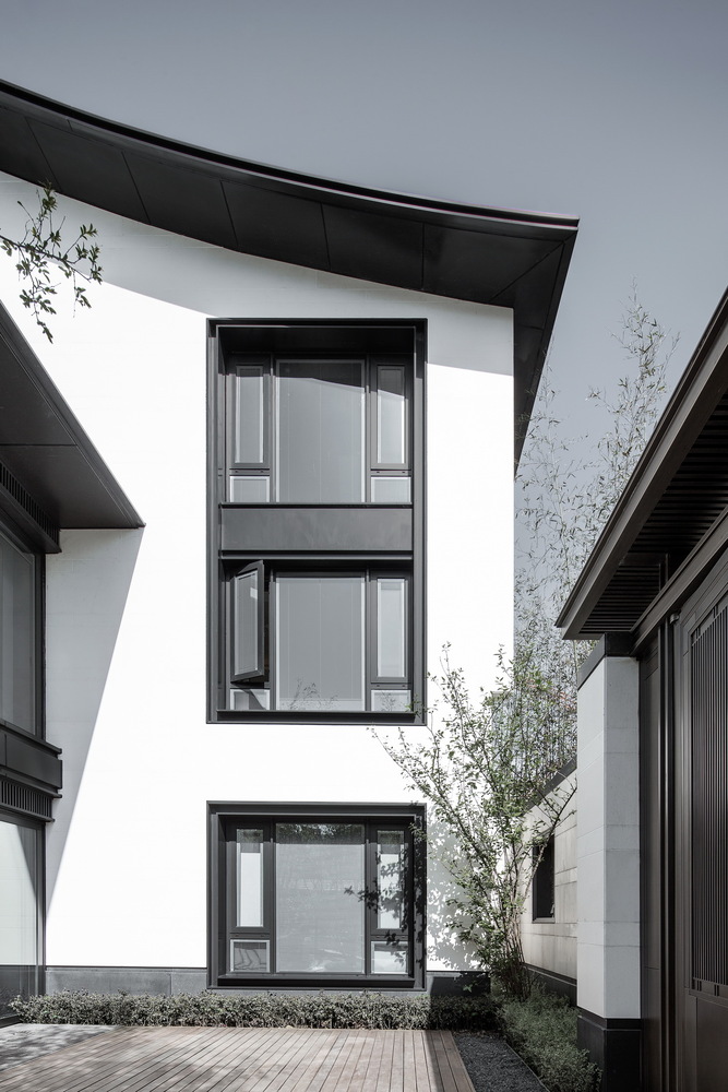 为体现吴冠中笔下屋顶的‘薄’,建筑弃黛瓦而转用钛锌板,是中国住宅建筑从未有过的尝试,将墨画蕴意、水乡淡雅,演绎的更传神。钛锌板系统屋面,不仅在造型上完美体现了设计的意图,而且,相比于传统瓦屋面工艺而言,钛锌板系统屋面所采用的直立锁边系统的施工工艺也带来了更为优秀的防水保温性能,无论是在造型还是实用价值方面都展现了一个现代建筑应有的品质