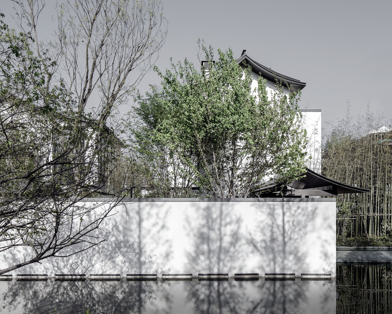 为了完美的呈现这一设计,屋面檐口收边最终全部用了型材,每一根都单独开模,最大化减少拼缝,甚至在小合院户型的山墙檐口,单边更是用一整根型材收口,最终呈现出这样极致的流畅线条