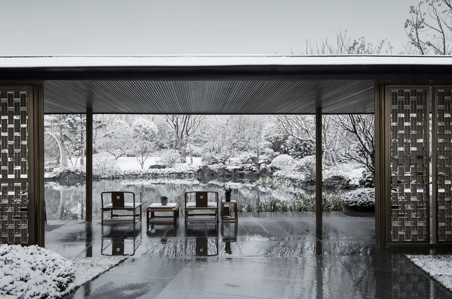 在建筑师与景观设计师的沟通中,一致都认为不要出现“假山、堆石”等传统语言,强硬的传达“传统”的感觉。景观和建筑一样用抽象的概念来表达。建筑师利用传统的空间构成以及自然园林景观来表达出传统的氛围,更具质感。