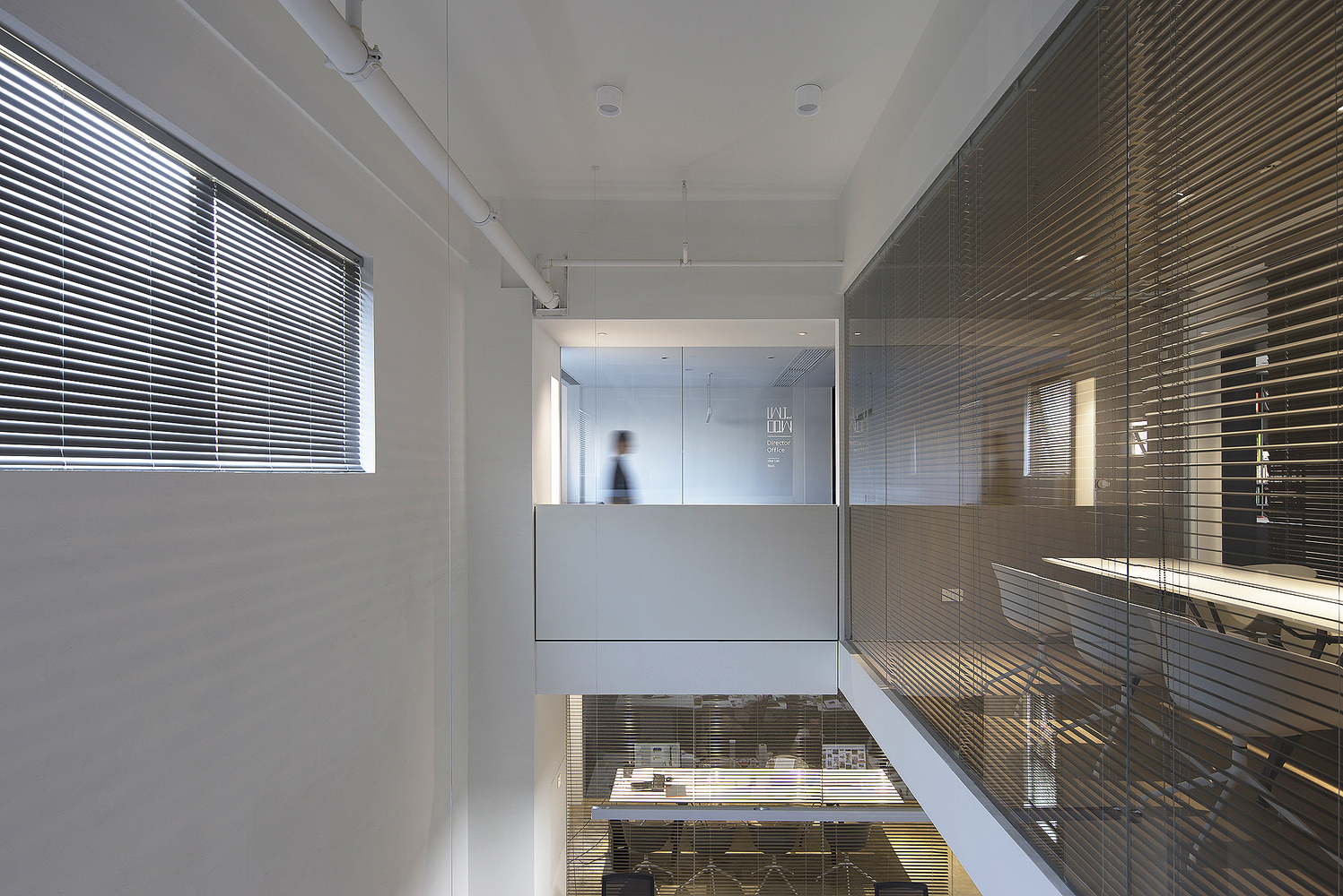 通过把弧形楼梯嵌进梁柱及墙体的凹槽之间,可以将其用作联通上下空间的“纽带”,甚至可以把它当做一种白色体块“收纳”在墙面的底色中,形成丰富的空间效果。