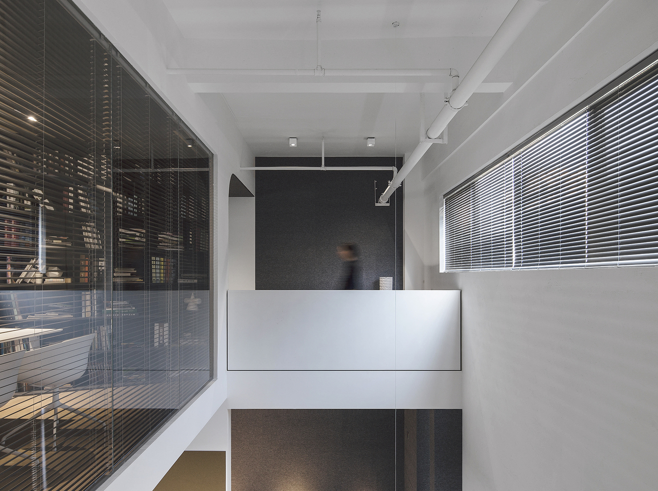 通过加入一些简单的运行法则,让内部空间进一步脱离或发生交叠,并在维持功能体量分区的基础上,把不同高度的空间连续起来。空间体量和框架结构为办公室带来了各种有趣的空间以及出人意料的空间连续性,营造独特的结构感。