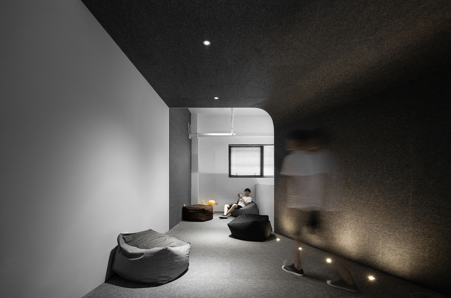 运用拱形创造出具有雕塑感的流线型体,使室内空间看上去纯粹而有力,激发访客对空间的感知与共鸣。在入口处通过隔墙有效分隔了办公区与入口区域,可以让访客在此处有个过渡,且两个区域不受干扰,动线更加流畅