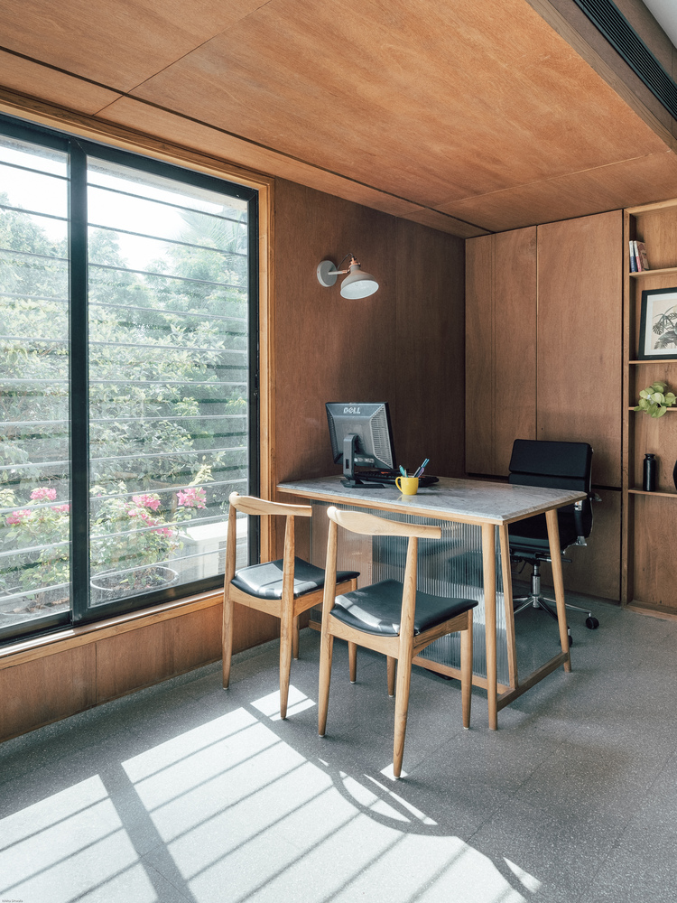 室内空间的主色调为灰色,原木色和绿色。水磨石地板和隔热性能优良的石灰墙面构成两种灰色基调。原生木材构成原木色,种类丰富的景观植被构成丰沛绿意。再加上北欧风格的手工家具和雾化玻璃隔间门的选用,让传统与现代在三百多平米的办公空间内完美融合