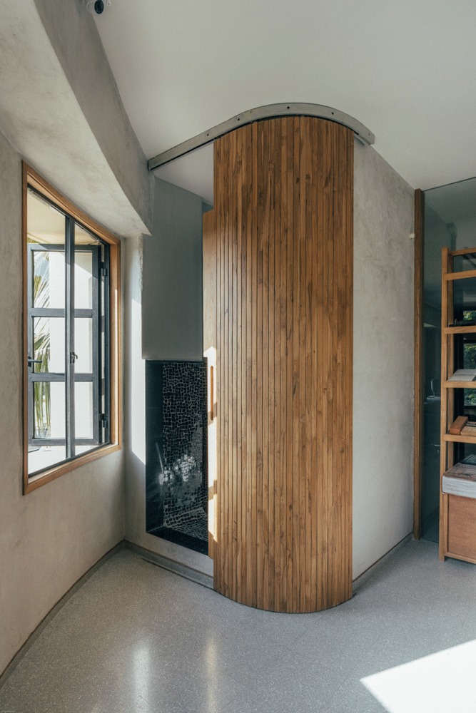 使用了本土建筑材料的装饰元素和细节处理,体现出对于传统艺术的尊重。这种设计上的精益求精让办公空间看起来朴实而自然。无论是材料的选择与组合,还是使用材料的方式,抑或是建筑开口部的设计和空间分割的设计,都是为了更好地适应苏拉特市( Surat )潮湿的气候特征。一些被人遗忘的当地传统建筑做法被重新唤起。设计师希望通过这些最为质朴的应对自然气候的建筑做法为用户创造出一个宜人的环境。环保材料的使用与自然采光通风协调作用,共同创造出一个会呼吸的办公空间。