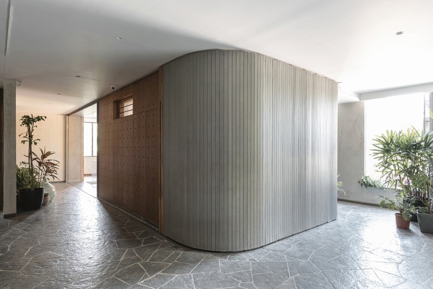 对于很多上班族而言,办公空间的使用时间往往比在家的时间还要长。基于这种情况,设计师的核心理念是创造两种空间氛围。一种是“宾至如归”的家一般的氛围;另一种是“有板有眼”的严肃的氛围。这么做是因为该层的办公空间是由建筑师和法律顾问两种完全不同的职业人群组成的。空间的构成并不复杂,但空间的感受却十分丰富。被划分的空间之间既可以保持相互连通,也可以各自独立使用。这让空间的单一性和丰富度可以共存。