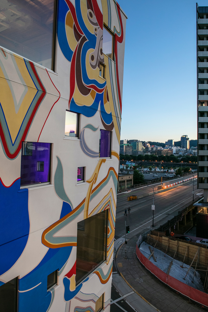 金发碧眼的哑铃大厦---酷图编号1231358