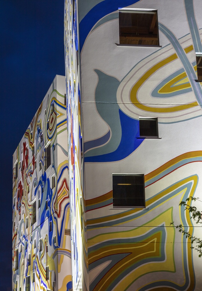 金发碧眼的哑铃大厦---酷图编号1231359