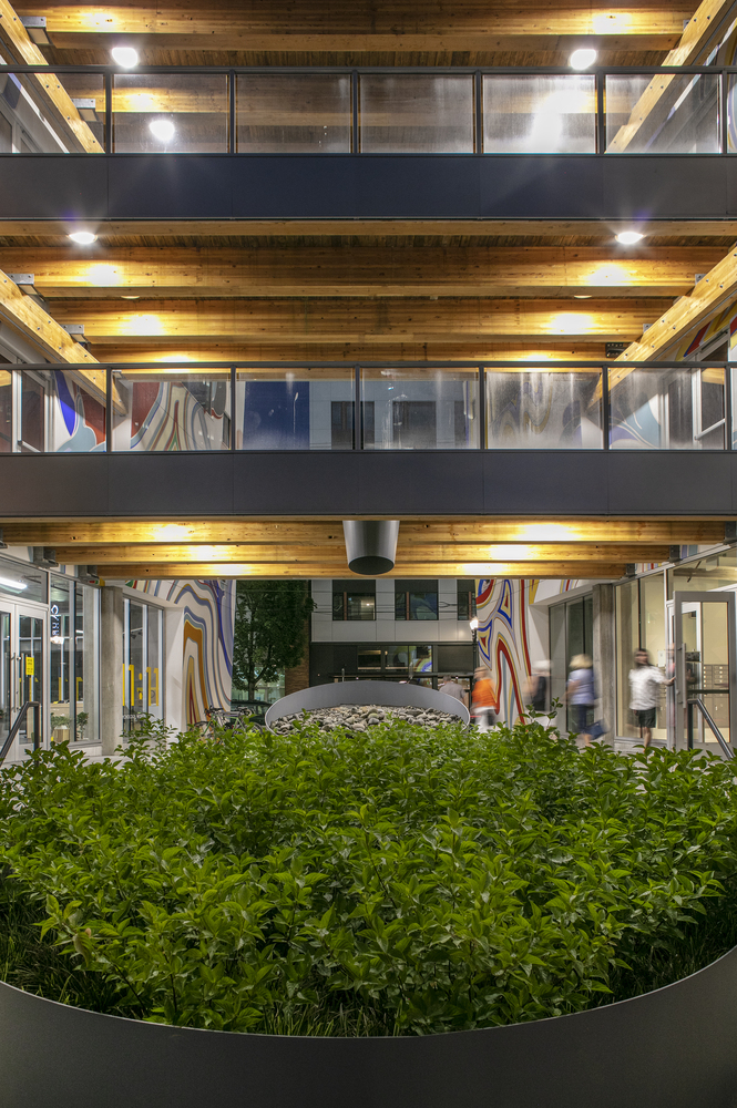 金发碧眼的哑铃大厦---酷图编号1231362