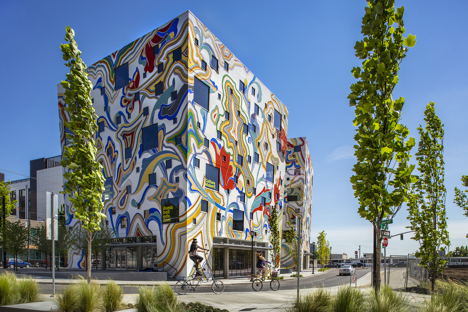 金发碧眼的哑铃大厦---酷图编号1231366