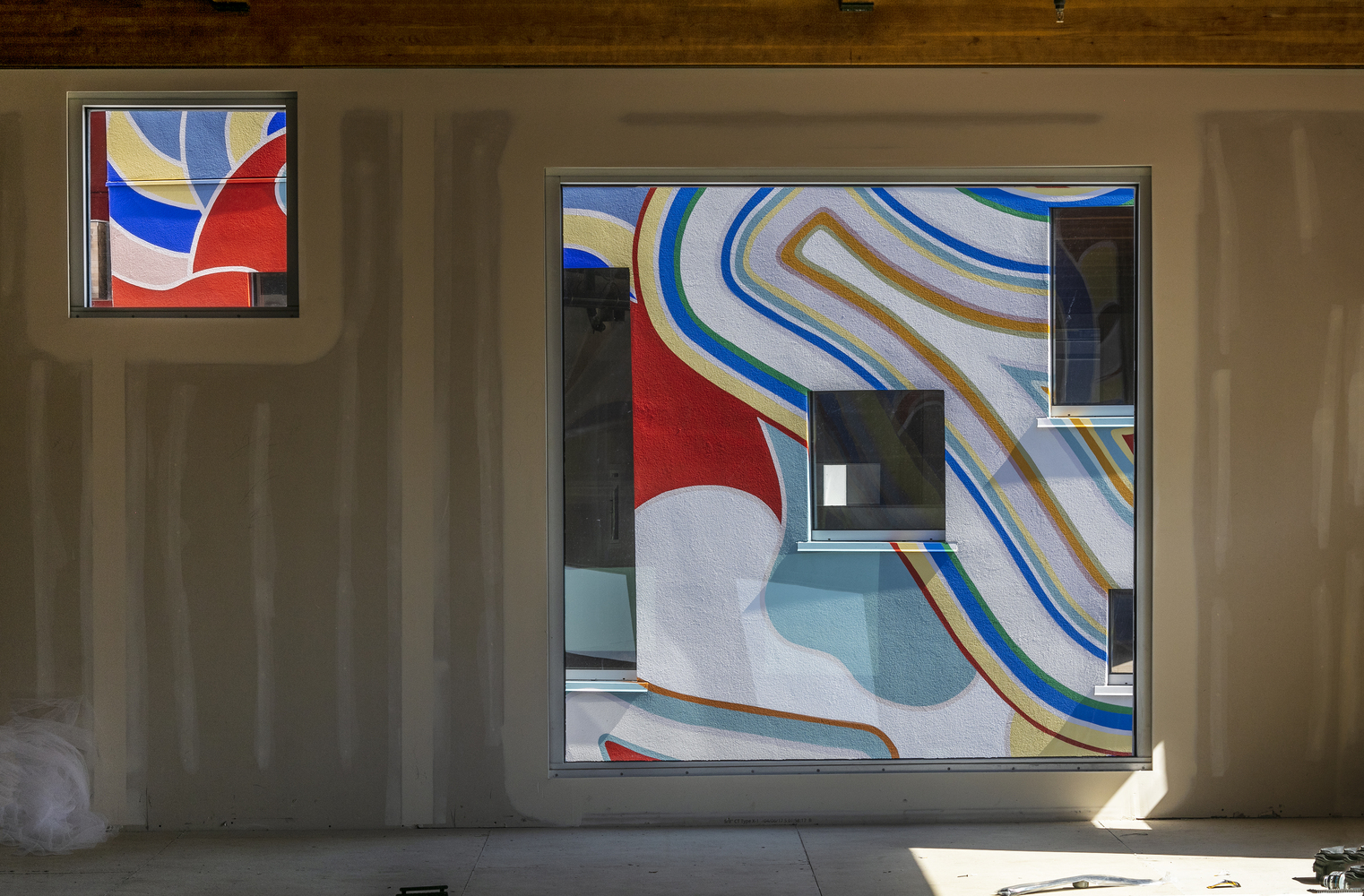 该项目由两座倾斜的六层塔楼组成,在八个立面上都覆盖着手绘的原创艺术品。每一层,天空之桥连接着4000平方英尺(约371平方米)的镜像办公空间,在那里工作的创意公司可以灵活地建造自己的楼层,满足他们的需求。由于没有两个立面是相同的,租户和游客都会通过不同大小的窗户欣赏波特兰的许多角度。在一楼,大厦以独特的零售产品和创造性的景观作为其社区的补充。