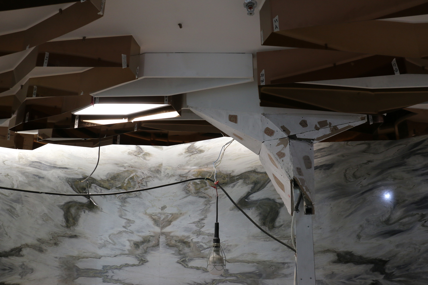 身处喧嚣的商业核心区,这片流淌于云上的金色河流是CAA创造的一处超现实秘境,为这片繁华增添了一笔独特的未来都市印记。