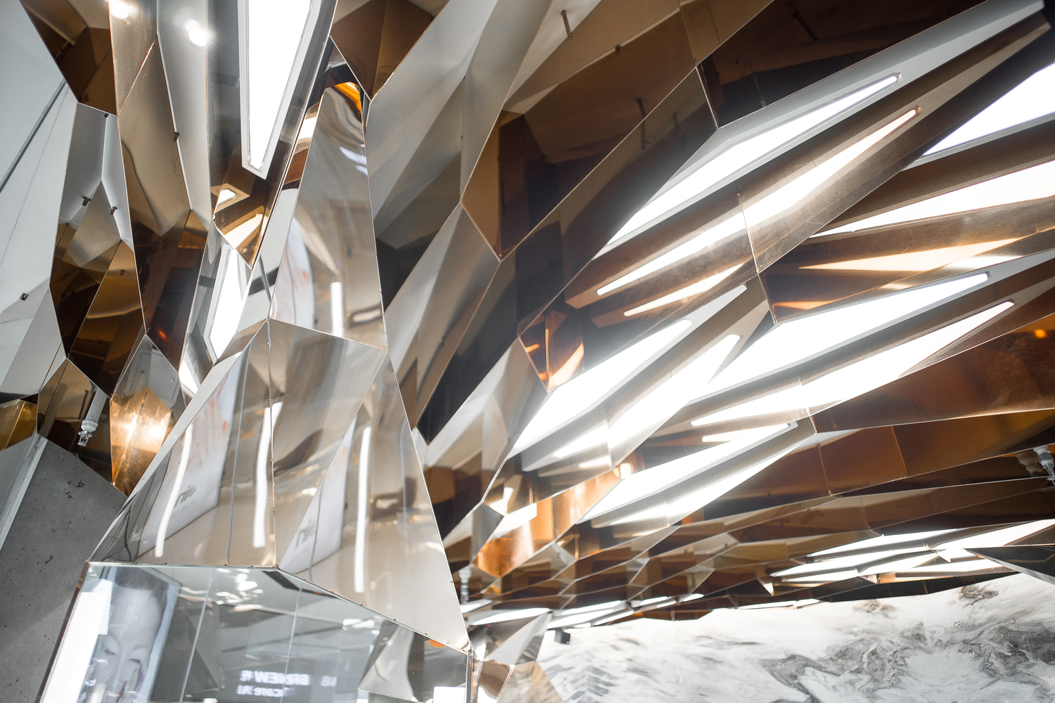 而镜面不锈钢对划痕的零容忍,焊接复杂的金属几何的方法无法被实施,安装手法不得不另寻他径。作品安装过程中无数次的探讨与细节推敲不断考验着设计师与工人的专业素养和追求卓越品质的精神,作品的呈现是各种匠人精神结晶。