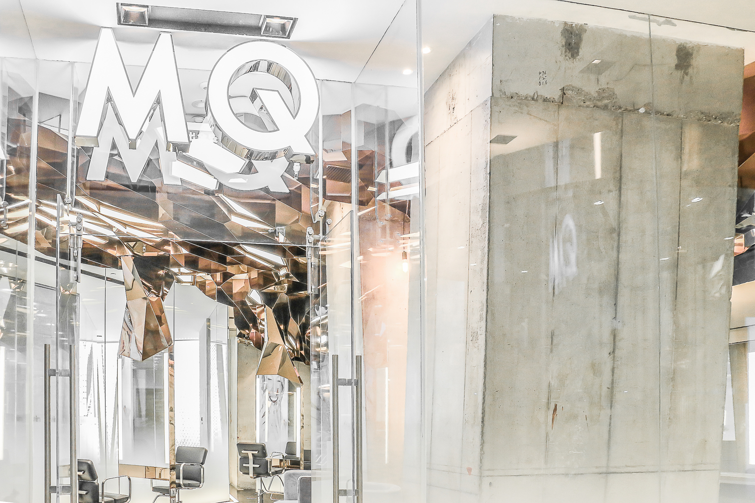 而这精彩的背后,是巨大的施工挑战。超过300个形态各异的的六边形金属几何折面,从放线到制作全部手工完成。