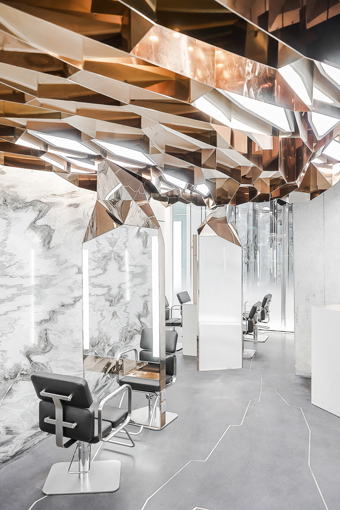 进入它,金色的河流从云层中升起,徐徐淌于天顶,又在某处顺流至地面。立面的云雾巧妙的成为了二维空间转向三维空间的介质,仿佛时空在这里倒转,一个超现实的空间就此诞生