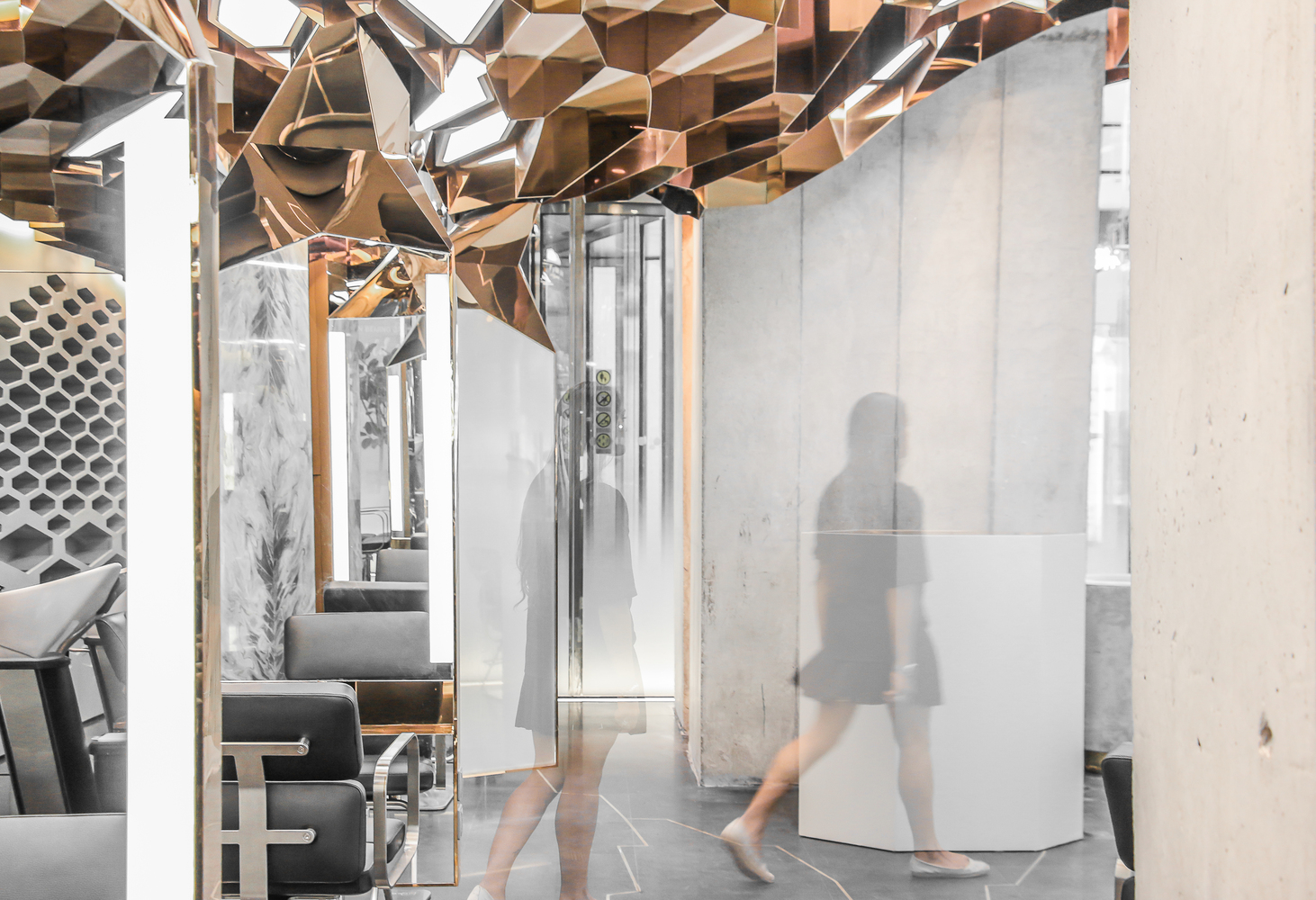 一片玫瑰金色的天顶从云层升腾,为来往行人带来超现实的视觉体验,吸引你进入,享受如梦般的蜕变。